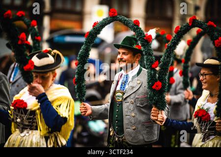 München, Deutschland - 18. September 2022: Blick auf die pulsierende Oktoberfestparade, bei der traditionelle Kostüme vor der historischen Kulisse in Farbe erstrahlen Stockfoto