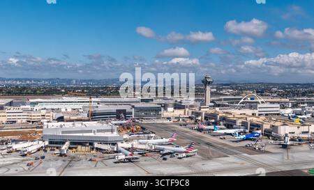 Los Angeles, CA - 3. Oktober 2025: Der Flughafen Los Angeles International Airport (LAX) von oben betrachtet mit dem Themengebäude und dem Air Traffic Control Tower im Wettbewerb Stockfoto