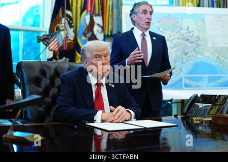 Washington, Usa. Oktober 2025. US-Präsident Donald J Trump spricht am Montag, den 6. Oktober 2025, im Oval Office des Weißen Hauses in Washington, DC, vor der Presse. Quelle: Aaron Schwartz/CNP Credit: Abaca Press/Alamy Live News Stockfoto