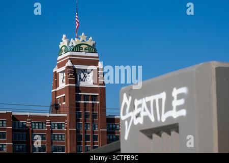 Seattle, USA. Oktober 2025. Am Stand der Mitarbeiter und MLK Labor Rally am Starbucks Hauptsitz in Sodo mit Arbeitern gegen Ladenschließungen und Entlassungen. Starbucks hat mehrere renommierte Geschäfte in der Gegend von t geschlossen, darunter zwei Reserve Stores, eines auf dem gewerkschaftlich organisierten Capitol Hill und eines im Sodo Headquarters. James Anderson/Alamy Live News Stockfoto
