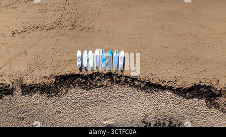 Portugal, Algarve. Klippen und Meer, von oben aus der Vogelperspektive auf Leute, die Paddelbrettsup machen Stockfoto