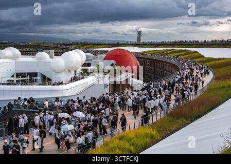 Besucher der Weltausstellung 2025 in Osaka mit moderner Architektur Stockfoto