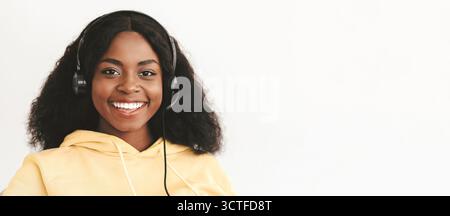 Nahaufnahme einer fröhlichen afroamerikanischen Frau mit Headset Stockfoto