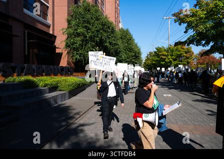 Seattle, USA. Oktober 2025. Am Stand der Mitarbeiter und MLK Labor Rally am Starbucks Hauptsitz in Sodo mit Arbeitern gegen Ladenschließungen und Entlassungen. Starbucks hat mehrere renommierte Geschäfte in der Gegend von t geschlossen, darunter zwei Reserve Stores, eines auf dem gewerkschaftlich organisierten Capitol Hill und eines im Sodo Headquarters. James Anderson/Alamy Live News Stockfoto