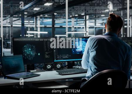 Softwareentwickler im Rechenzentrum optimieren Hardware für KI-Aufgaben und erhöhen so die Workloads. IT-Spezialist für Serverfarm, der Systemdiagnosen mithilfe von Deep Learning-Prognosen automatisiert Stockfoto