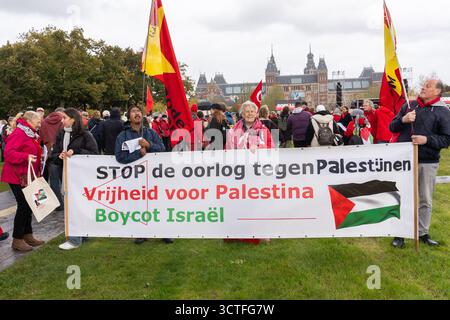 Amsterdam, Niederlande, 5. Oktober 2025. Demonstranten auf dem Museumplein, die Fahnen der Organisation Roter Morgen tragen, zeigen einen großen Slogan mit der Aufschrift "stoppt den Krieg gegen Palästinenser. Freiheit für Palästina. Israel Boykottieren." Quelle: Steppeland/Alamy Live News Stockfoto