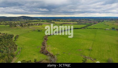 Ackerland und offene Weide in der Nähe von Lysterfield mit der Skyline der Stadt am Horizont Stockfoto