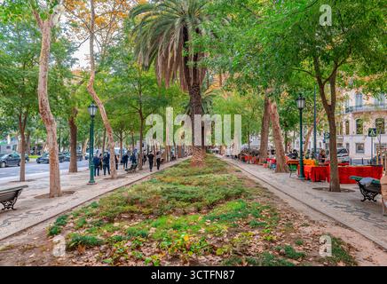 Lissabon, Portugal - 25. Oktober 2024: Avenida da Liberdade, die luxuriöseste und eleganteste Straße, mit Feira da Ladra (Straßenmarkt), einem Paradies Stockfoto