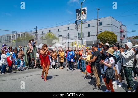 Während des Carnaval San Francisco, einem Festival, das lateinamerikanische, karibische und afrikanische Kulturen zelebriert, wird die Menschenmassen von einem Künstler unterhalten. Stockfoto
