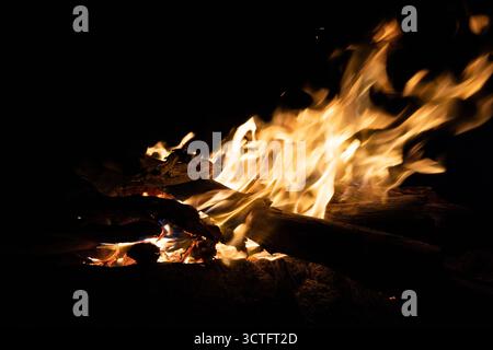 Schnee-Camping-Feuer am Phillack Saddle in einer kühlen Winternacht in der Nähe des Mt. St Gwinear in Victoria, Australien Stockfoto