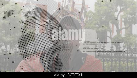 Stehender Mann mit rotem Hemd und Strohhut im Innenhof, mit gewebtem Behälter und Code-Overlay Stockfoto
