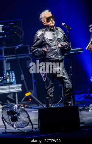 Mailand Italien. oktober 2025. Die englische Singer-Songwriterin und Künstlerin HOLLY JOHNSON, bekannt als Leadsängerin von Frankie Goes to Hollywood, tritt live auf der Bühne im Teatro degli Arcimboldi während der „Welcome to the Pleasuredome 40th Anniversary Tour“ auf. Stockfoto