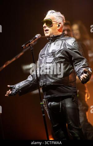 Mailand Italien. oktober 2025. Die englische Singer-Songwriterin und Künstlerin HOLLY JOHNSON, bekannt als Leadsängerin von Frankie Goes to Hollywood, tritt live auf der Bühne im Teatro degli Arcimboldi während der „Welcome to the Pleasuredome 40th Anniversary Tour“ auf. Stockfoto