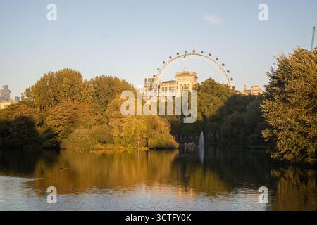 London, UK, 6. Oktober 2025, die Wärme war wieder in London, wo die Temperaturen im St James Park 21 Grad Celsius erreichten. Hier sind Aufnahmen aus dem Park, als die Sonne unterging. Andrew Lalchan Photography/Alamy Live News Stockfoto