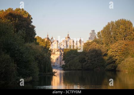 London, UK, 6. Oktober 2025, die Wärme war wieder in London, wo die Temperaturen im St James Park 21 Grad Celsius erreichten. Hier sind Aufnahmen aus dem Park, als die Sonne unterging. Andrew Lalchan Photography/Alamy Live News Stockfoto