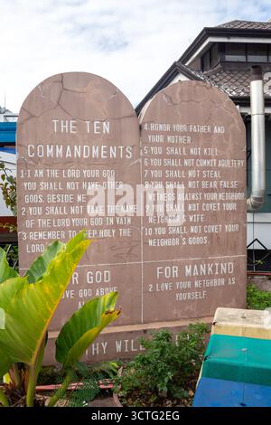 Denkmal mit dem Text der zehn Gebote. Das Denkmal ist aus Stein und hat die Form von zwei Tafeln, Baguio Philippines Stockfoto
