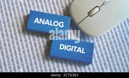 Kontrast von analogen und digitalen Konzepten auf blauen Blöcken mit Computermaus und Binärcode Hintergrund Stockfoto