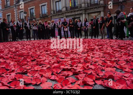 Madrid, Spanien. Oktober 2025. Tausende von Mohnblumen bleiben während einer Zeremonie vor dem spanischen Außenministerium auf dem Boden. Jeder Mohn repräsentiert einen der Palästinenser, die in den letzten zwei Jahren von der israelischen Armee getötet wurden. Die Veranstaltung wurde von der spanischen Kommission für Flüchtlingshilfe (CEAR) organisiert. Quelle: SOPA Images Limited/Alamy Live News Stockfoto