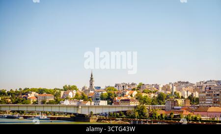 Blick auf die Branko-Brücke und die Skyline von Belgrad, Serbien von der Save aus Stockfoto