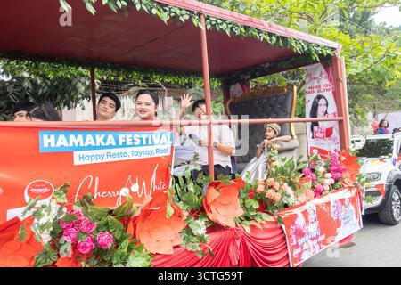 Prinzessinnen-Contest in einem Auto, Parade beim Hamaka Festival, Taytay, Rizal, Philippinen Stockfoto