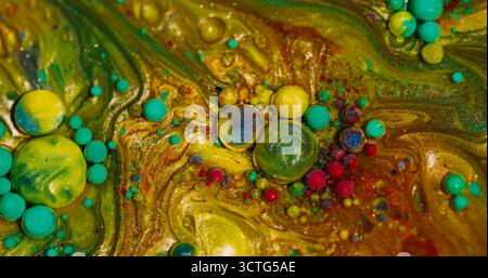 Glitzerfarbe. Ölhintergrund. Verschwommene gelbe grüne rote Farbe sprudelnde runde Wassertextur-Mix-Blasen fließen auf Kunst-Bokeh-Abstraktion. Stockfoto