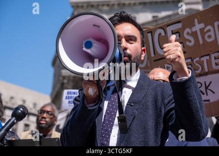 New York, Usa. Mai 2025. Zohran Mamdani, Kandidat des Bürgermeisters von New York, spricht auf einer Demonstration, die aufgerufen wurde, um gegen die Verhaftung des Bürgermeisters von Newark Ras Baraka durch die Einwanderungsbehörden im Mai 2025 auf dem Foley Square in New York zu protestieren. (Foto: Syndi Pilar/SOPA Images/SIPA USA) Credit: SIPA USA/Alamy Live News Stockfoto