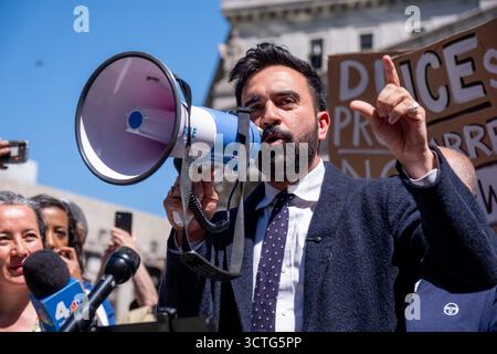 New York, Usa. Mai 2025. Zohran Mamdani, Kandidat des Bürgermeisters von New York, spricht auf einer Demonstration, die aufgerufen wurde, um gegen die Verhaftung des Bürgermeisters von Newark Ras Baraka durch die Einwanderungsbehörden im Mai 2025 auf dem Foley Square in New York zu protestieren. (Foto: Syndi Pilar/SOPA Images/SIPA USA) Credit: SIPA USA/Alamy Live News Stockfoto