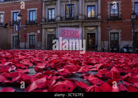 Madrid, Spanien. Oktober 2025. Tausende von Mohnblumen bleiben während einer Zeremonie vor dem spanischen Außenministerium auf dem Boden. Jeder Mohn repräsentiert einen der Palästinenser, die in den letzten zwei Jahren von der israelischen Armee getötet wurden. Die Veranstaltung wurde von der spanischen Kommission für Flüchtlingshilfe (CEAR) organisiert. (Foto: David Canales/SOPA Images/SIPA USA) Credit: SIPA USA/Alamy Live News Stockfoto