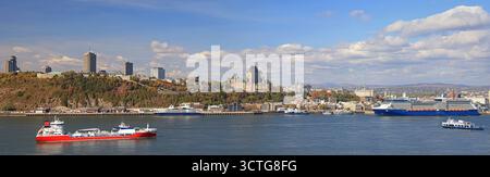 Skyline von Quebec City im Herbst mit dem Saint Lawrence River im Vordergrund, Kanada Stockfoto