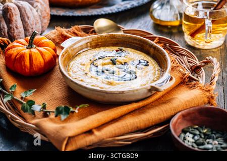 Warme vegane Kürbissuppe mit Kürbiskernen und Kokosmilch Stockfoto