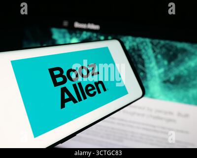 Deutschland. September 2025. In dieser Abbildung ist ein Smartphone mit dem Logo der Booz Allen Hamilton Holding Corporation auf dem Bildschirm vor der Website zu sehen. (Credit Image: © Timon Schneider/SOPA Images via ZUMA Press Wire) NUR REDAKTIONELLE VERWENDUNG! Nicht für kommerzielle ZWECKE! Stockfoto