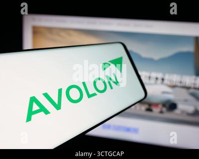 Deutschland. September 2025. In dieser Abbildung ist ein Smartphone mit dem Logo des Flugzeugleasingunternehmens Avolon Aerospace auf dem Bildschirm vor der Website zu sehen. (Credit Image: © Timon Schneider/SOPA Images via ZUMA Press Wire) NUR REDAKTIONELLE VERWENDUNG! Nicht für kommerzielle ZWECKE! Stockfoto
