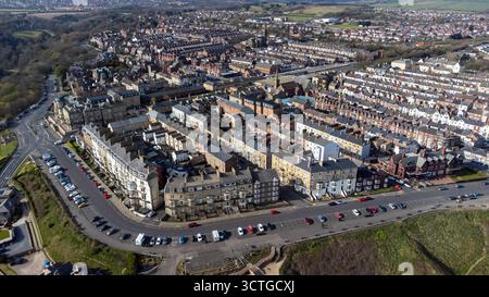 Blick aus der Vogelperspektive auf Saltburn-by-the-Sea mit viktorianischer Architektur und Wohnstraßen in der Nähe der Küste Stockfoto
