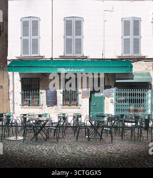 Ein Café im Freien, beschattet von einer Markise, Avignon, Frankreich. Stockfoto