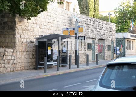 Israel, Jerusalem, 3. Oktober 2025, Bushaltestelle in Jerusalem am 3. Oktober 2025, mit Steinmauern. Die moderne Bushaltestelle steht im Kontrast zur antiken Stadtarchitektur, Stockfoto
