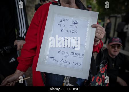 London, Großbritannien. Oktober 2025. Demonstranten mit „Nein zum digitalen Ausweis“ treffen sich gegenüber der Downing Street, die sich gegen die Einführung eines digitalen Ausweises wenden. Im vergangenen Monat kündigte die Regierung Pläne für die Einführung eines digitalen Identifikationssystems im ganzen Vereinigten Königreich an, das ihrer Meinung nach dazu beitragen wird, illegale Arbeit zu bekämpfen und somit illegale Migration abzuschrecken. Die Regelung wird bis zum Ende dieses Parlaments, spätestens im August 2029, in Kraft treten. Kritiker haben Bedenken hinsichtlich Datenschutz und Datensicherheit geäußert. Guy Corbishley/Alamy Live News Stockfoto