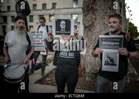 London, Großbritannien. Oktober 2025. Demonstranten mit „Nein zum digitalen Ausweis“ treffen sich gegenüber der Downing Street, die sich gegen die Einführung eines digitalen Ausweises wenden. Im vergangenen Monat kündigte die Regierung Pläne für die Einführung eines digitalen Identifikationssystems im ganzen Vereinigten Königreich an, das ihrer Meinung nach dazu beitragen wird, illegale Arbeit zu bekämpfen und somit illegale Migration abzuschrecken. Die Regelung wird bis zum Ende dieses Parlaments, spätestens im August 2029, in Kraft treten. Kritiker haben Bedenken hinsichtlich Datenschutz und Datensicherheit geäußert. Guy Corbishley/Alamy Live News Stockfoto