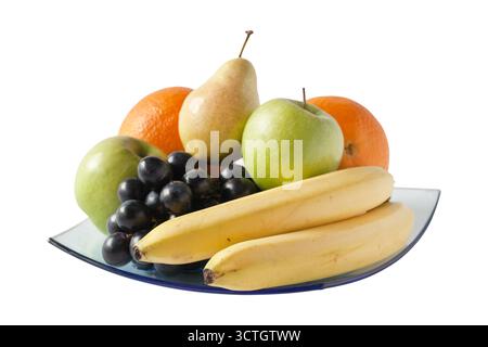 Frisches Obst Bananen, rote Trauben, Äpfel, Orangen und Birnen, auf einem Teller angeordnet. Stockfoto