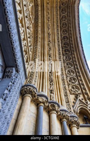 Schnitzereien und Skulpturen entlang des Bogendurchgangs in der Westminster Abbey in London, Großbritannien. Komplizierte Details der Handwerkskunst. Stockfoto