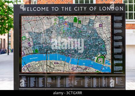 London, Vereinigtes Königreich - 15. Mai 2011 : Willkommen in der City of London. Informationskarte von Ordnance Survey, Corporation of London, auf dem Bürgersteig. Stockfoto