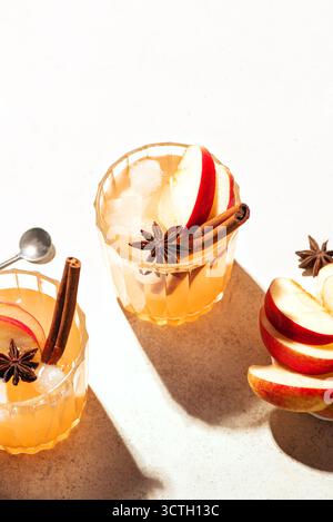 Herbstapfel-Kokosschwanz oder Mocktail-Getränk aus nächster Nähe. Scharfer geräucherter Apfelwein, Draufsicht, Kopierraum. Stockfoto