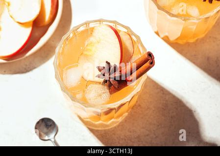 Herbstlicher Apfelcocktail oder Mocktail-Getränk aus nächster Nähe. Scharfer geräucherter Apfelwein. Stockfoto
