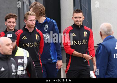 Tubize, Belgien. Oktober 2025. Der belgische Kevin de Bruyne und der belgische Timothy Castagne kommen am Montag, den 6. Oktober 2025, zu einem offenen Training der Red Devils, der belgischen Fußballnationalmannschaft, auf dem Proximus Basecamp in Tubize an. Die Mannschaft bereitet sich auf die Spiele gegen Nordmazedonien (10/10) und Wales (13/10) vor. BELGA FOTO BRUNO FAHY Credit: Belga News Agency/Alamy Live News Stockfoto