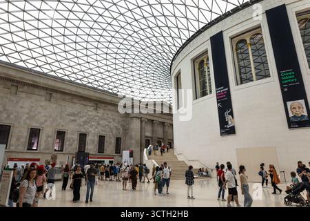 British Museum Great Court Interior mit ikonischem Glasdach und Besuchern. London, Großbritannien, 27. Juni 2023 Stockfoto