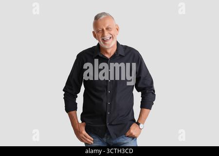 Portrait von älteren Menschen auf grauem Hintergrund Stockfoto