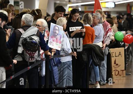 Zaventem, Belgien. Oktober 2025. Viele Menschen warten auf die Ankunft der Belgier bei der Rückkehr der Belgier, die Teil der Globalen Sumud-Flotte waren, nach Gaza am Dienstag, den 7. Oktober 2025, auf dem Brüsseler Flughafen in Zaventem. Diese wurden von Israel im Meer verhaftet und über Griechenland nach Belgien zurückgeschickt. BELGA PHOTO ERIC LALMAND Credit: Belga News Agency/Alamy Live News Stockfoto