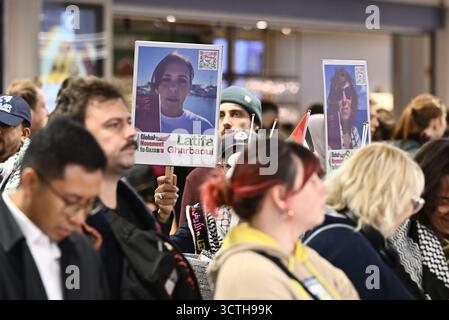 Zaventem, Belgien. Oktober 2025. Viele Menschen warten auf die Ankunft der Belgier bei der Rückkehr der Belgier, die Teil der Globalen Sumud-Flotte waren, nach Gaza am Dienstag, den 7. Oktober 2025, auf dem Brüsseler Flughafen in Zaventem. Diese wurden von Israel im Meer verhaftet und über Griechenland nach Belgien zurückgeschickt. BELGA PHOTO ERIC LALMAND Credit: Belga News Agency/Alamy Live News Stockfoto