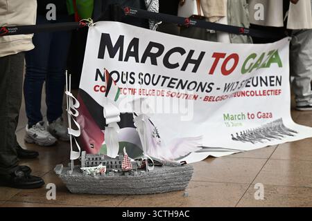 Zaventem, Belgien. Oktober 2025. Ein Poster mit Slogan, das bei der Rückkehr der Belgier, die Teil der Globalen Sumud-Flotte waren, nach Gaza am Dienstag, den 7. Oktober 2025, auf dem Brüsseler Flughafen in Zaventem zu sehen war. Diese wurden von Israel im Meer verhaftet und über Griechenland nach Belgien zurückgeschickt. BELGA PHOTO ERIC LALMAND Credit: Belga News Agency/Alamy Live News Stockfoto