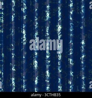 Ein blau-weiß gestreifter Hintergrund mit leuchtend farbigen Energiadern. Abstraktes, nahtloses Muster. Die blauen und weißen Streifen sind sehr auffällig und cr Stockfoto