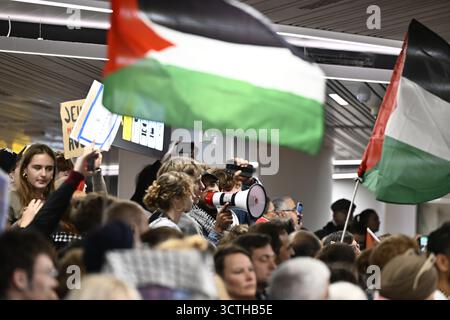 Zaventem, Belgien. Oktober 2025. Viele Menschen mit palästinensischer Flagge warten auf die Ankunft der Belgier bei der Rückkehr der Belgier, die Teil der Globalen Sumud-Flotte waren, nach Gaza am Dienstag, den 7. Oktober 2025, auf dem Brüsseler Flughafen in Zaventem. Diese wurden von Israel im Meer verhaftet und über Griechenland nach Belgien zurückgeschickt. BELGA PHOTO ERIC LALMAND Credit: Belga News Agency/Alamy Live News Stockfoto